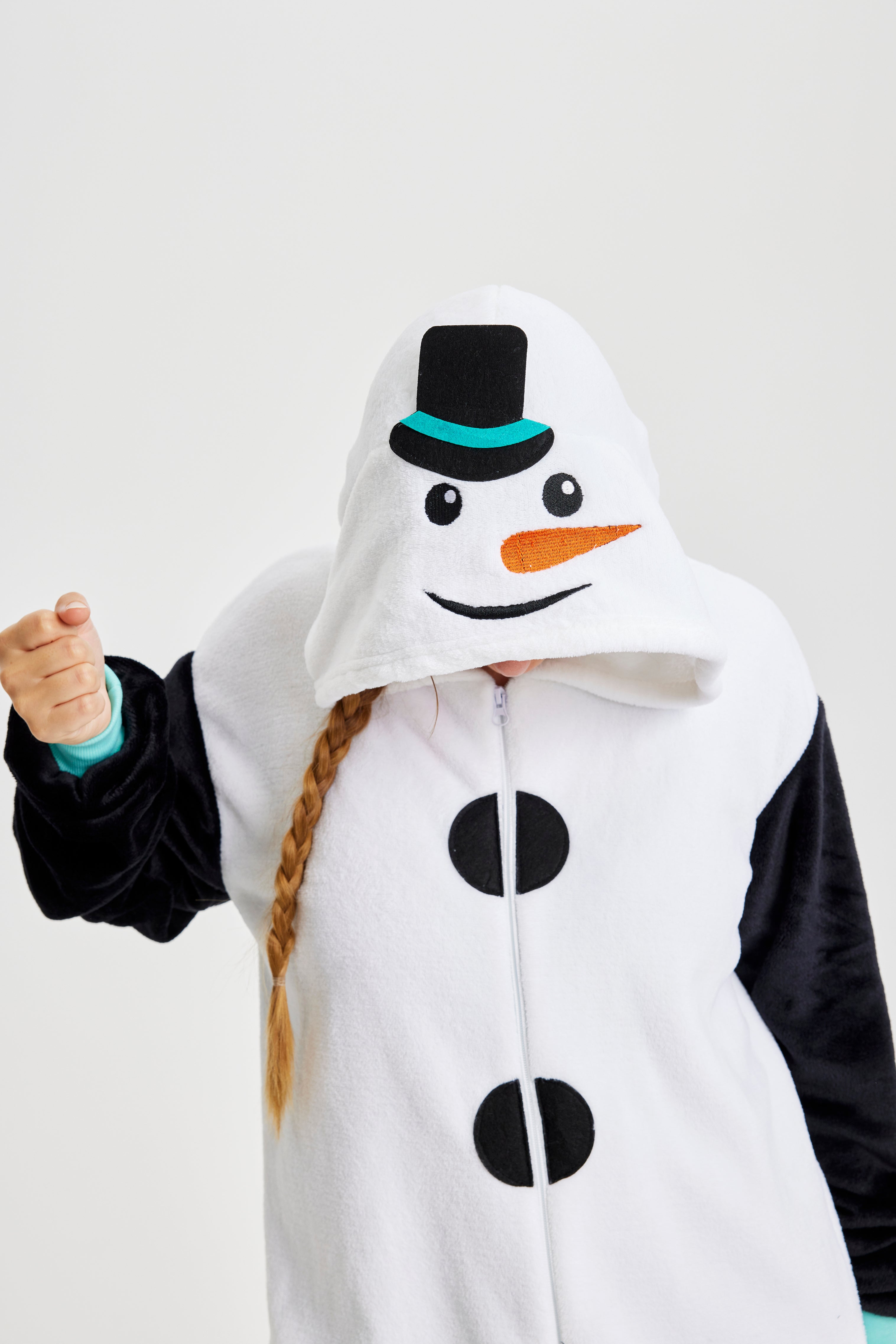Eine Frau, die als Schneemann verkleidet nach unten schaut.